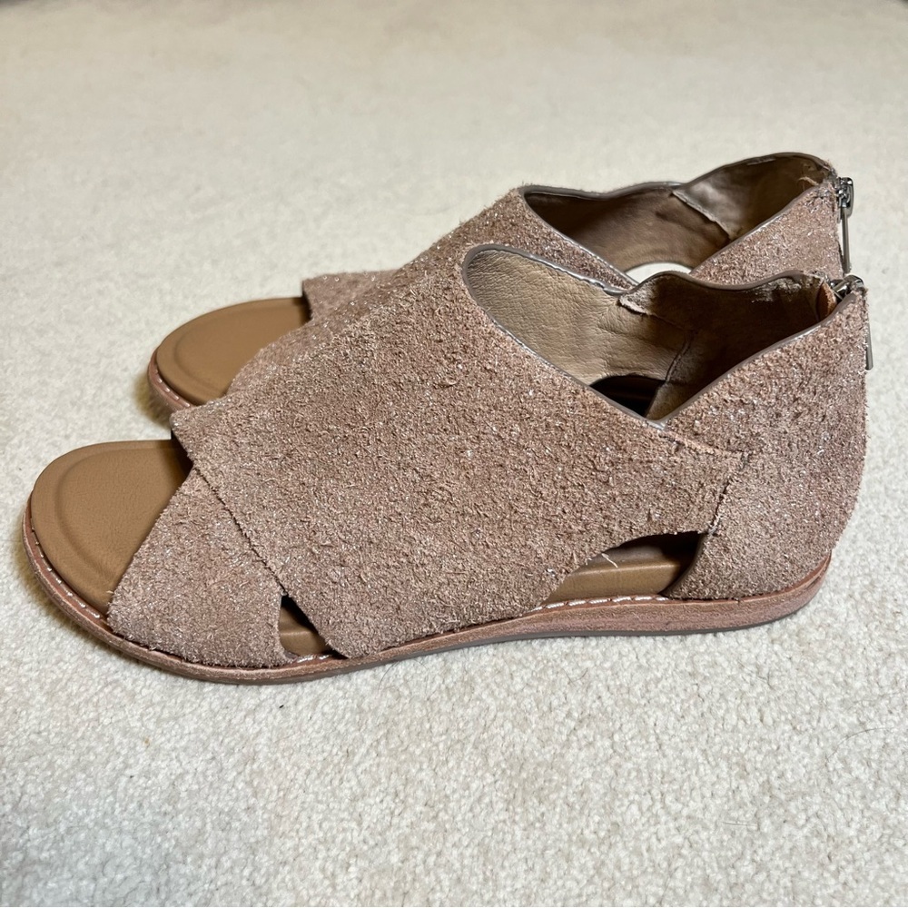 Sofft Evonne Sandals Metallic Taupe Suede Full Coverage Back Zip Flat Size 7 NWT - Picture 4 of 8